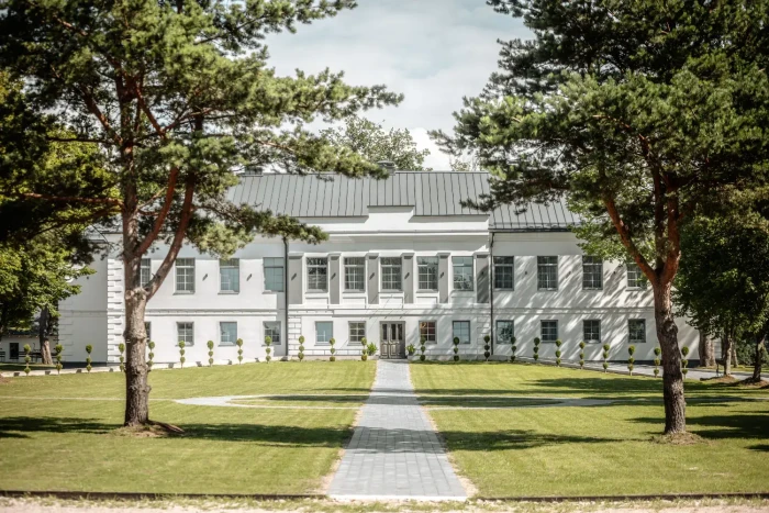 Aristokrātiski baltā elegance Vārves muižā
