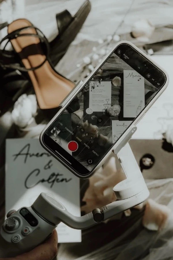 Kāzu saturs telefonā vai profesionāls Content  Creator?