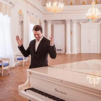 PIANISTS TOMS JUHŅEVIČS