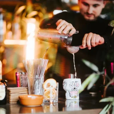 Top Shelf Bartending — profesionāls izbraukuma kokteiļu bārs