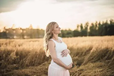 KĀDU KĀZU KLEITU IZVĒLĒTIES LĪGAVAI – GRŪTNIECEI?
