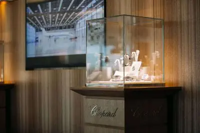 CHOPARD LATVIJAS TIRGUM ŠORUDEN PIEDĀVĀ ZAĻO AHĀTU UN ROZĀ ZELTU
