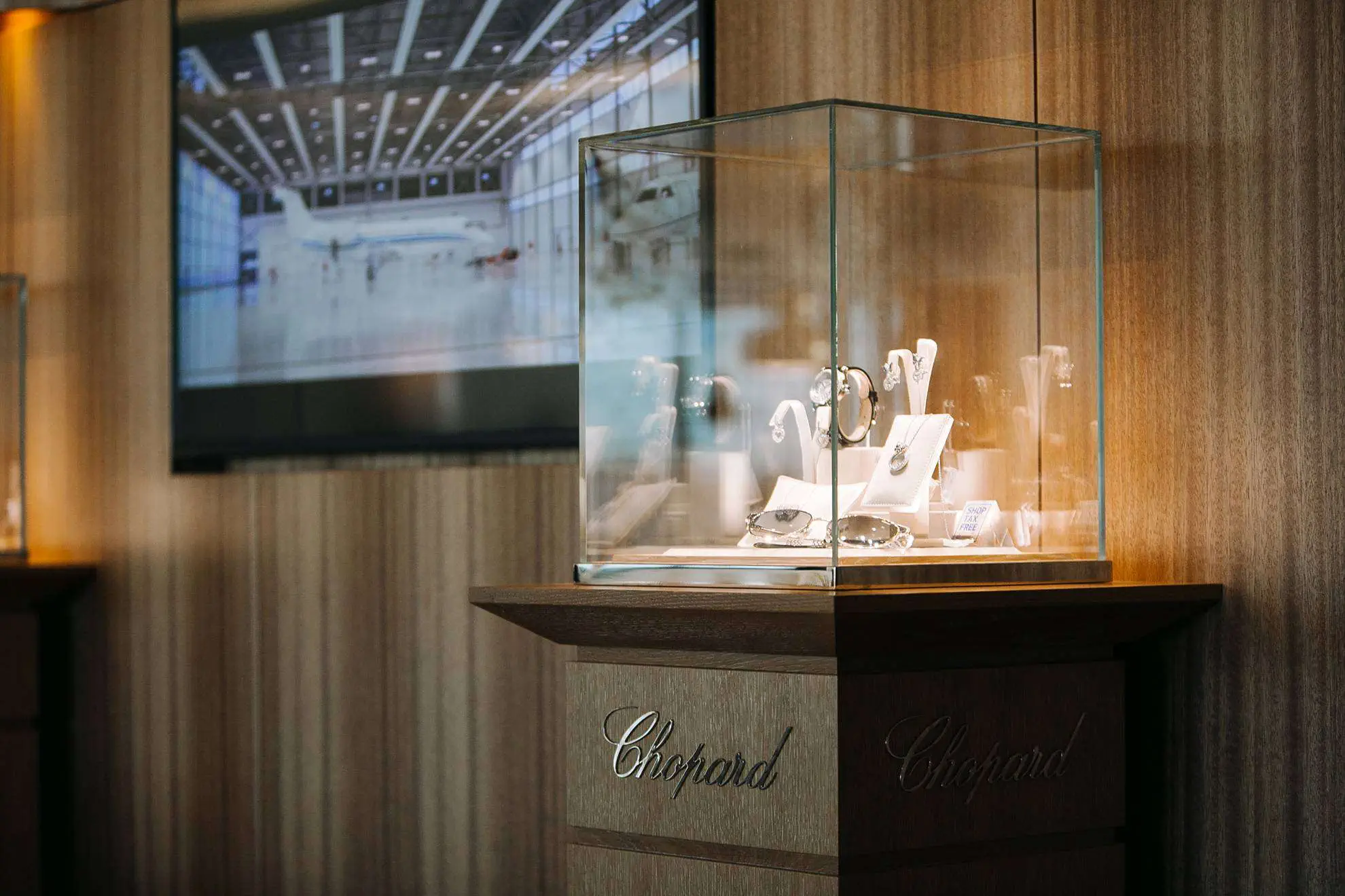 CHOPARD LATVIJAS TIRGUM ŠORUDEN PIEDĀVĀ ZAĻO AHĀTU UN ROZĀ ZELTU