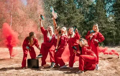 GRANDIOZA VECMEITU LAUPĪŠANAS BALLĪTE SERIĀLA “MONEY HEIST” STILĀ