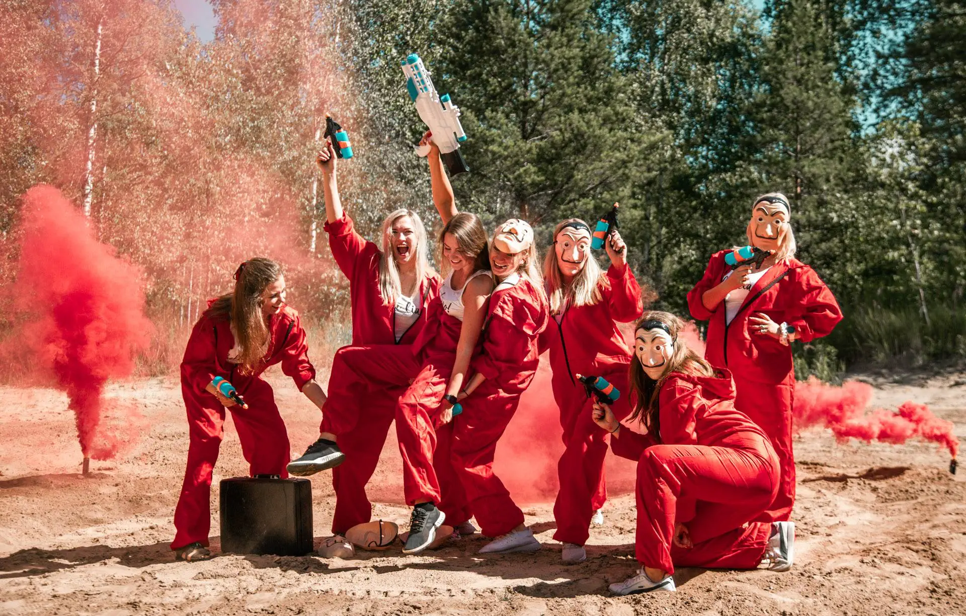 GRANDIOZA VECMEITU LAUPĪŠANAS BALLĪTE SERIĀLA “MONEY HEIST” STILĀ