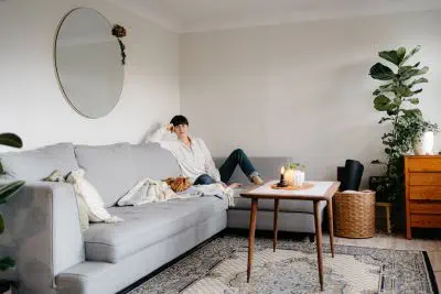 MINIMĀLISMS DZĪVĒ, INTERJERĀ UN MODĒ: MĪTI UN PATIESĪBA