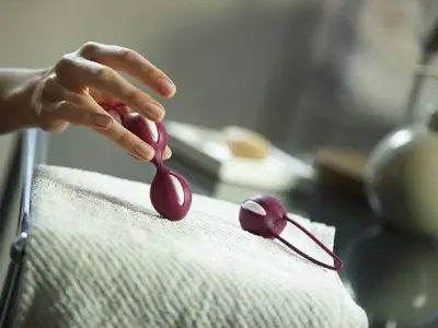 VIBRĒJOŠAS UN GRABOŠAS VAGINĀLĀS BUMBIŅAS JAUTRĀKĀM PĀRU ROTAĻĀM