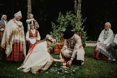 LATVIEŠU KĀZU TRADĪCIJAS MŪSDIENU KĀZĀS